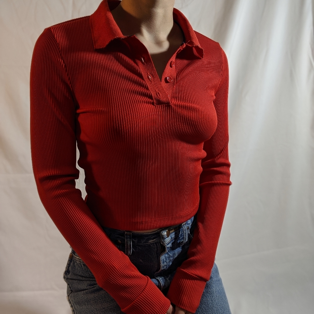 Red 70s cropped collared ribbed long sleeve top